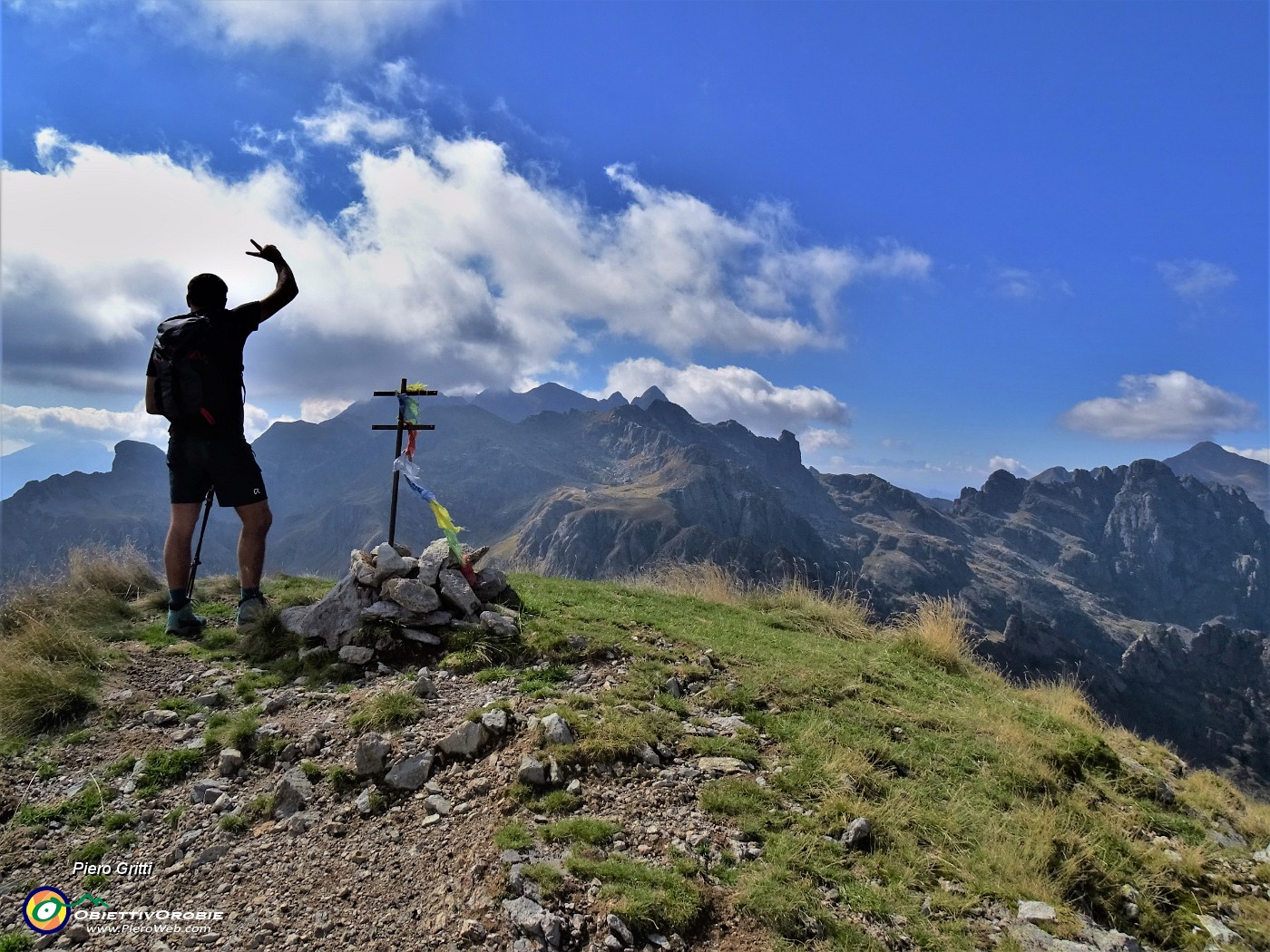 70 Dal Monte di sopra (2269 m) vista verso la costiera Tre Signori-Trona.JPG